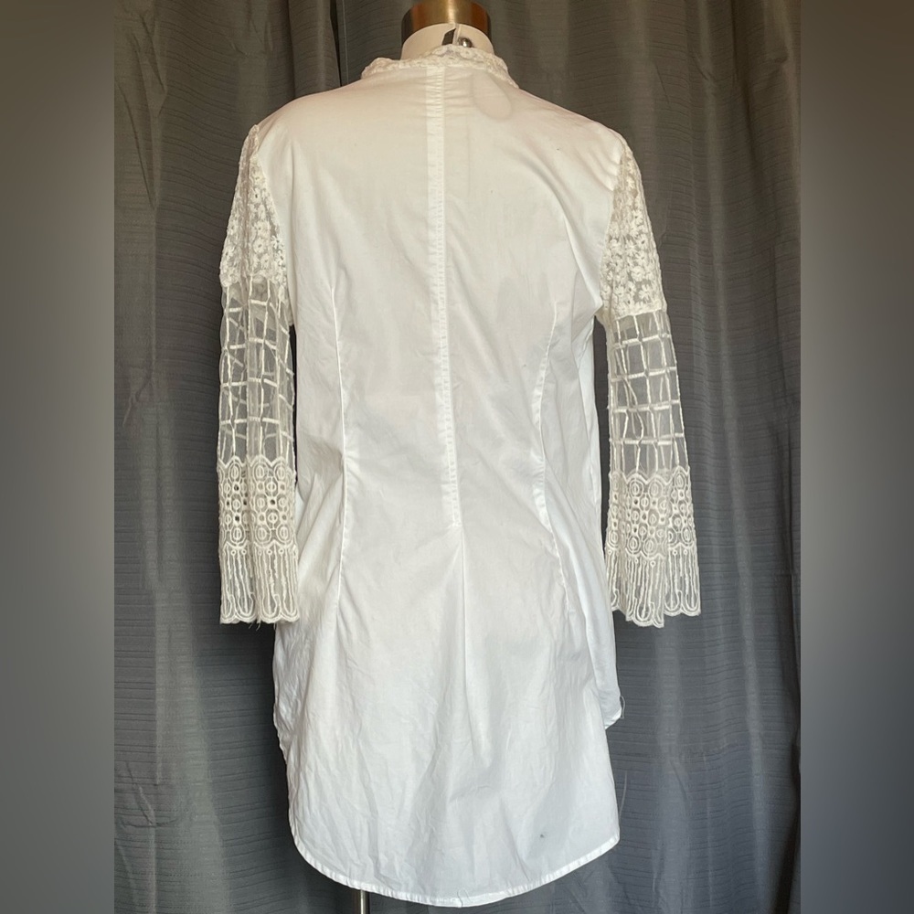 XCVI blouse with lace sleeves and bodice. - Picture 3 of 6